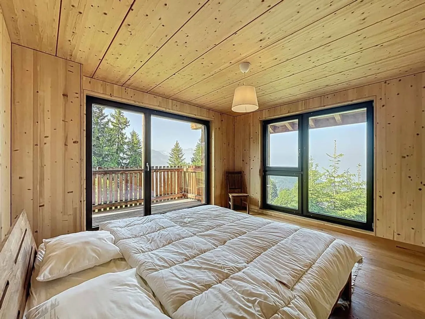 Chalet contemporaneo con vista libera sulle montagne - Foto 4 di 10