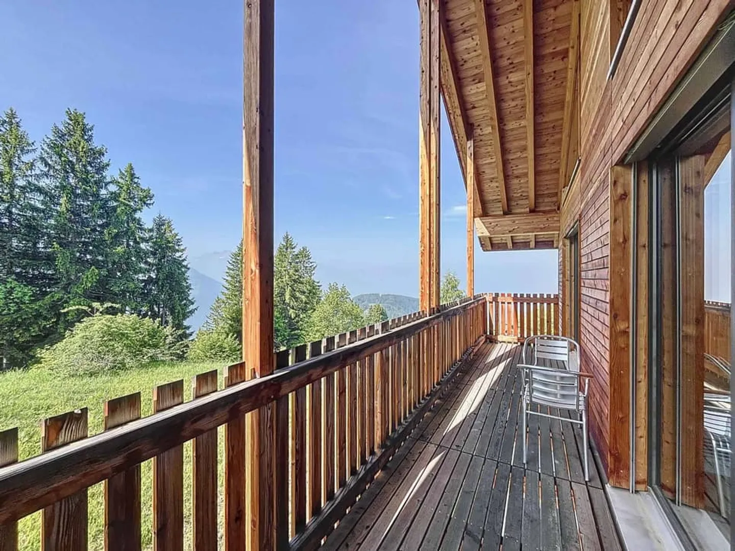 Chalet contemporaneo con vista libera sulle montagne - Foto 6 di 10