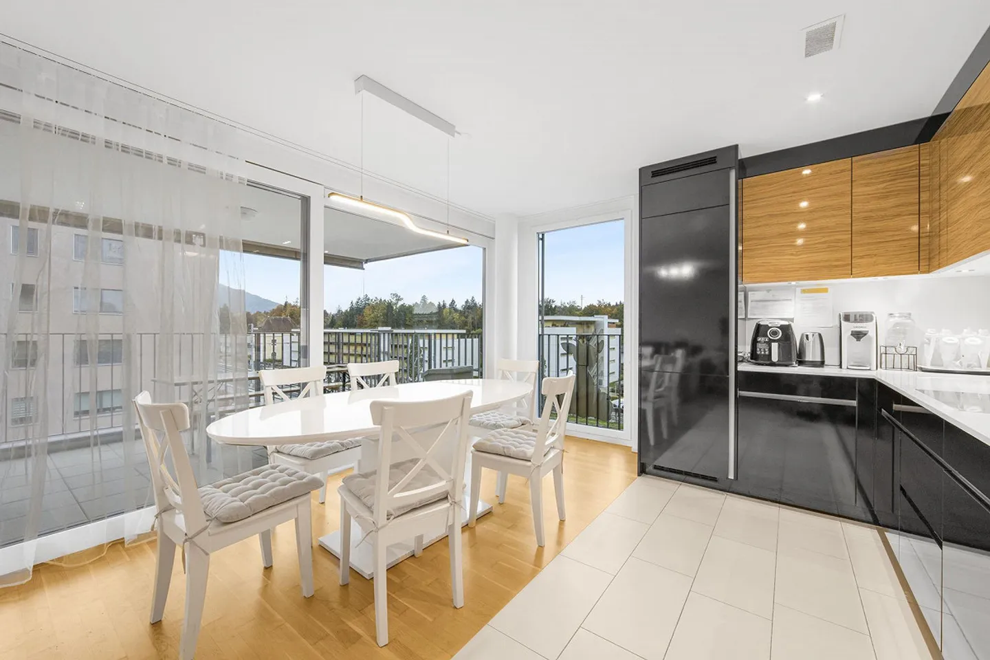 Urban Lifestyle with a View: 3.5 Room Condominium - Photo 1 of 5