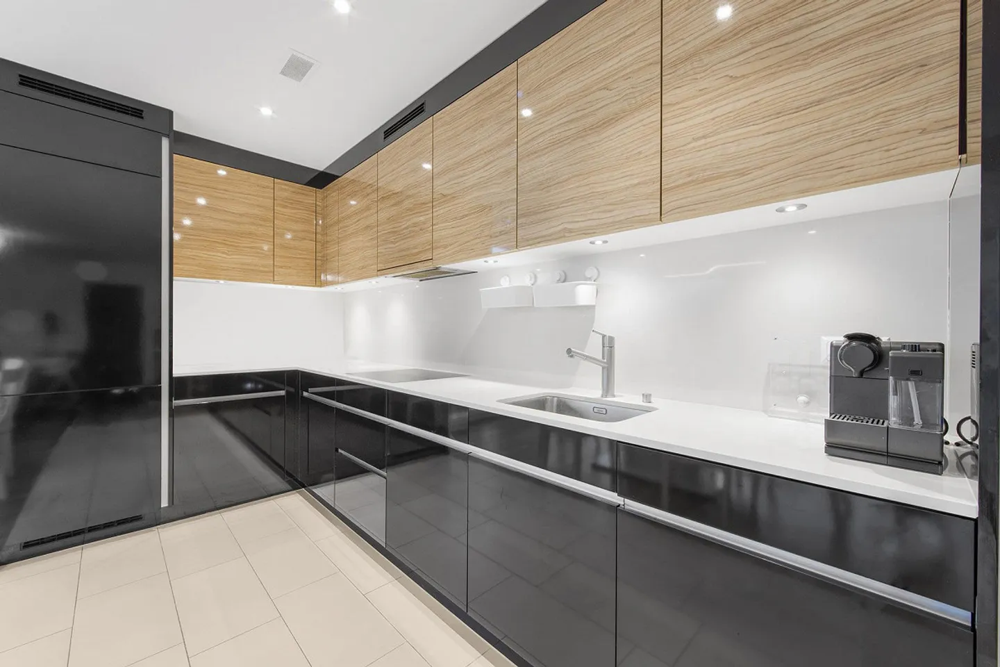Urban Lifestyle with a View: 3.5 Room Condominium - Photo 2 of 5