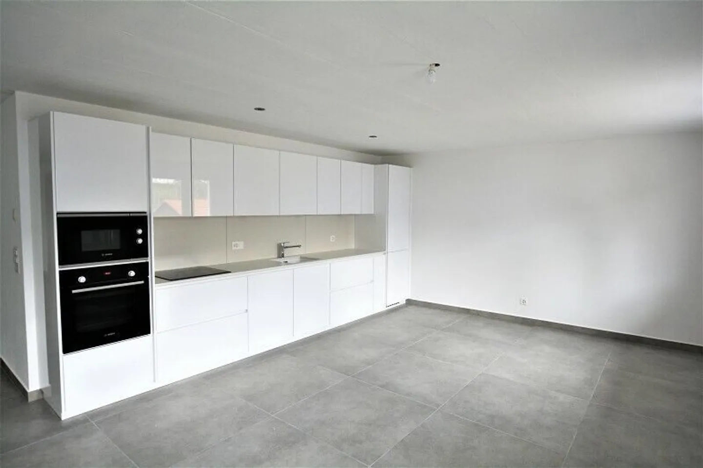 Modern Apartment with Balcony - Photo 3 of 10