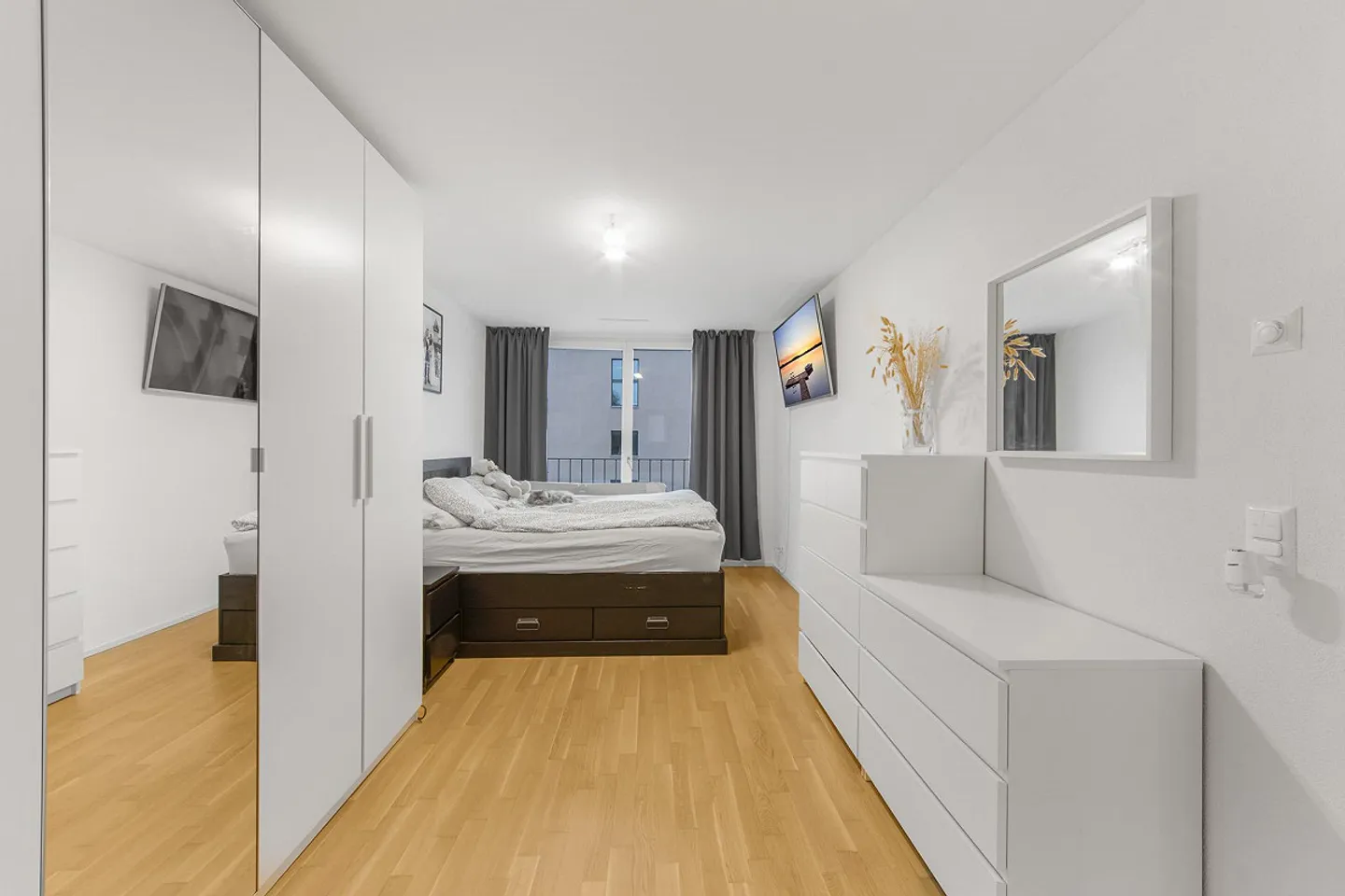 Urban Lifestyle with a View: 3.5 Room Condominium - Photo 4 of 5