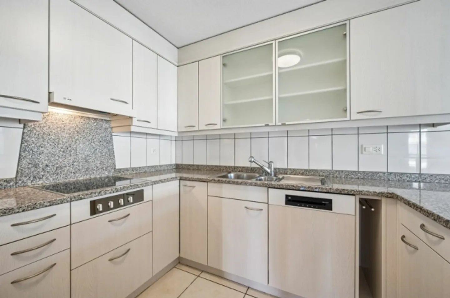 Attractive 4.5-room apartment with balcony and wide view into the greenery - Photo 3 of 13