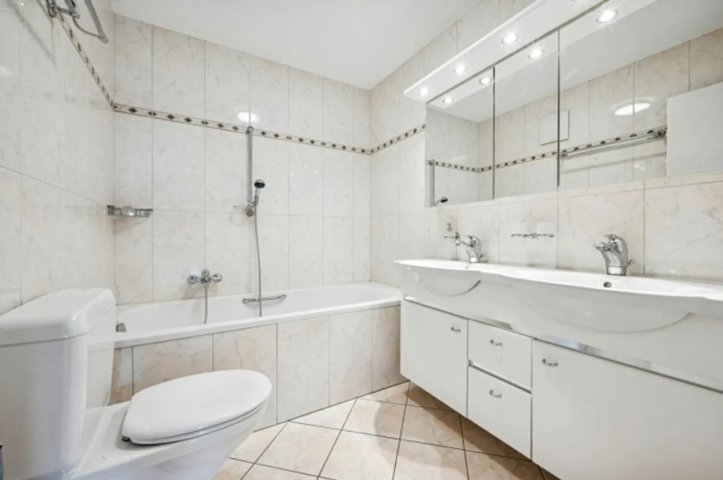 Attractive 4.5-room apartment with balcony and wide view into the greenery - Photo 4 of 13