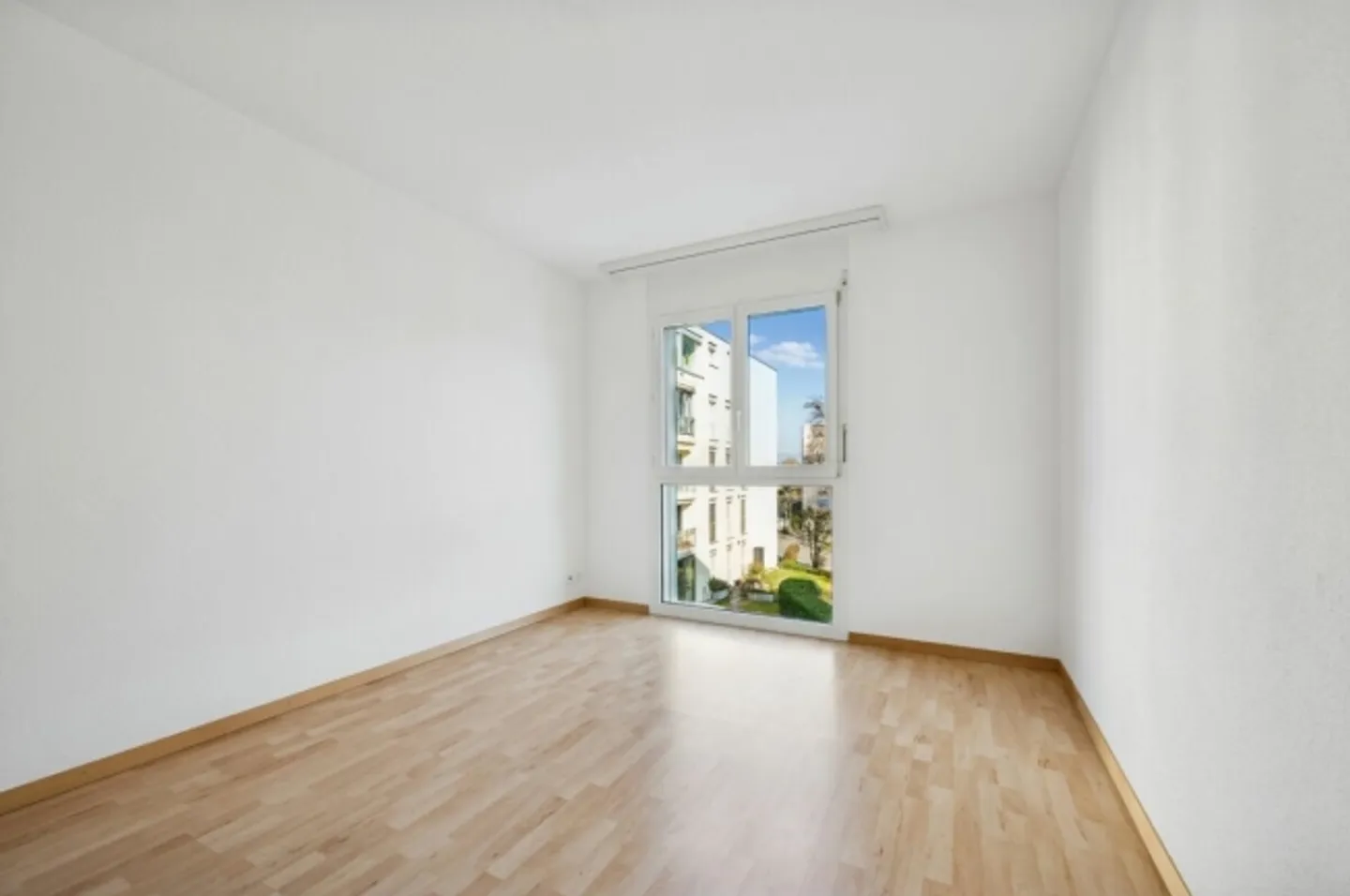 Attractive 4.5-room apartment with balcony and wide view into the greenery - Photo 8 of 13