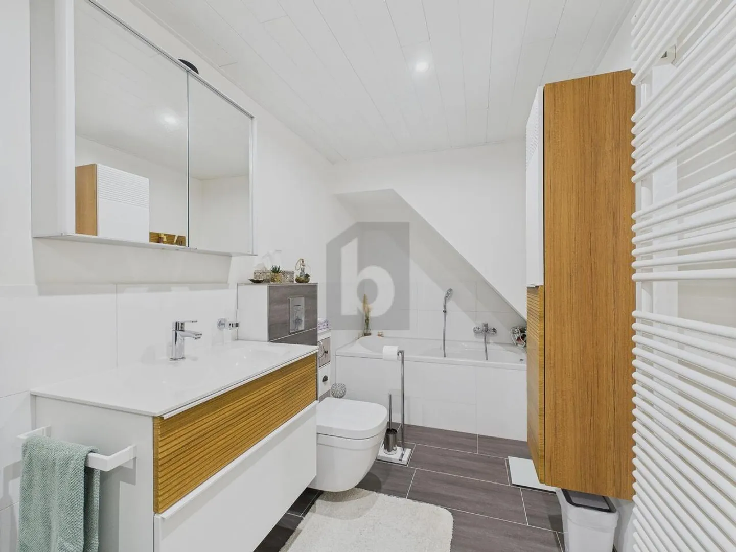 TOP-RENOVATED, SUN TERRACE, LARGE GARAGE - Photo 3 of 6