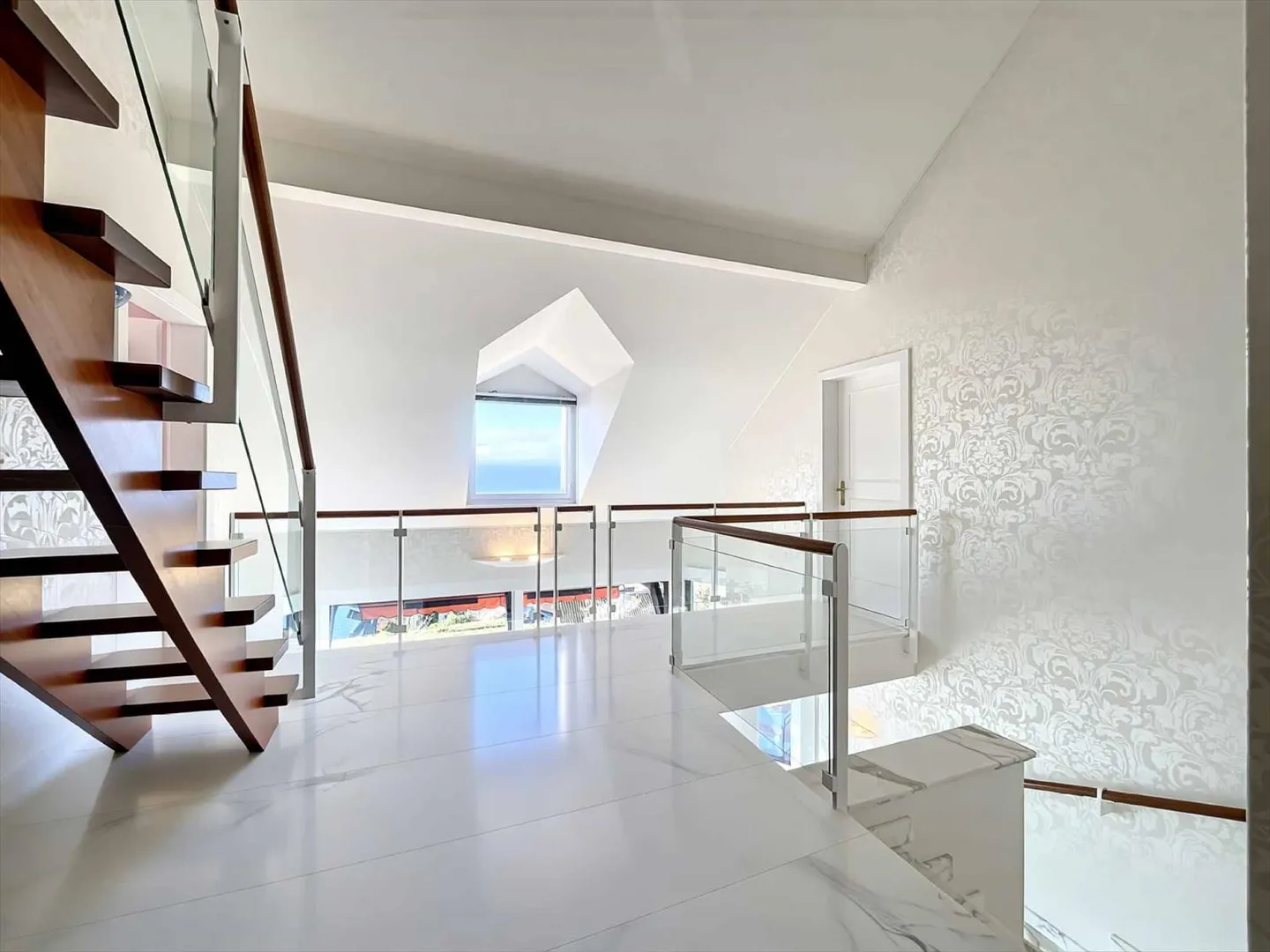 6.5-Room Detached Villa with Panoramic View of Lake Geneva - Photo 5 of 9