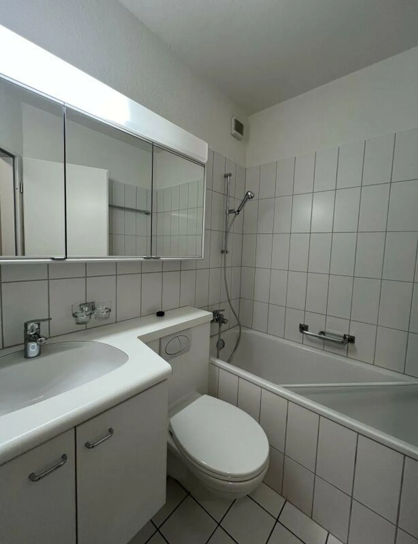 Appartamento 3 locali parzialmente ristrutturato in una posizione tranquilla a Breite - Foto 3 di 7