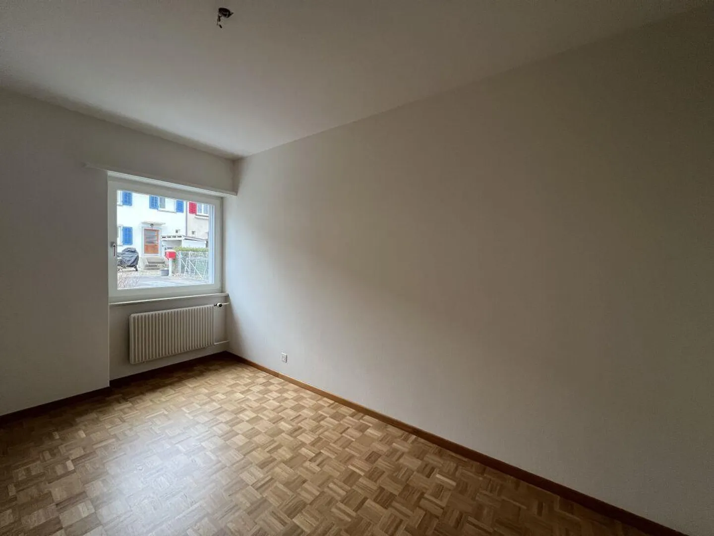 Appartamento 3 locali parzialmente ristrutturato in una posizione tranquilla a Breite - Foto 5 di 7