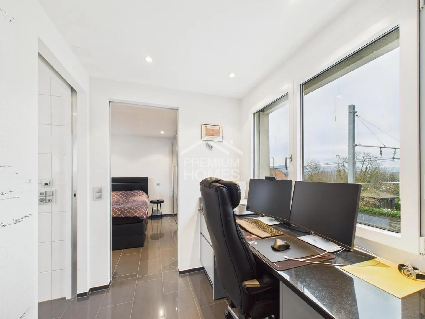 Modern Apartment with Balcony - Photo 4 of 7