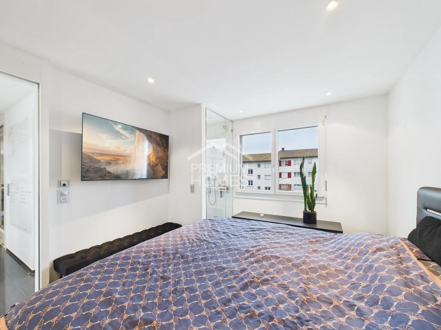 Modern Apartment with Balcony - Photo 5 of 7