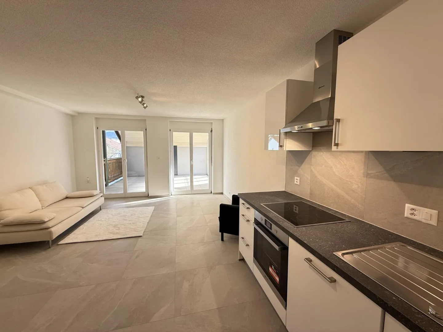 Appartement Charmant avec Terrasse - Photo 2 sur 13