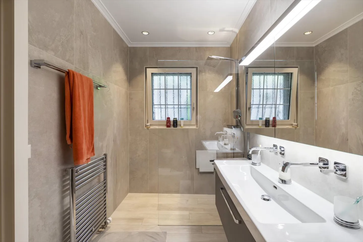 Beautiful Detached Villa with Stunning Views of the Lake and the Alps! - Photo 11 of 13