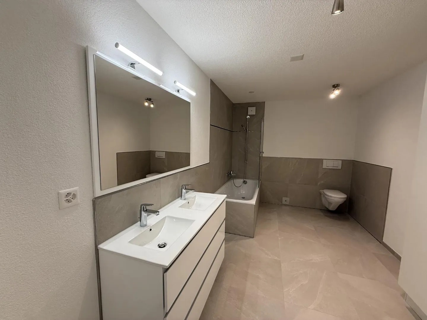 Appartement Charmant avec Terrasse - Photo 6 sur 13