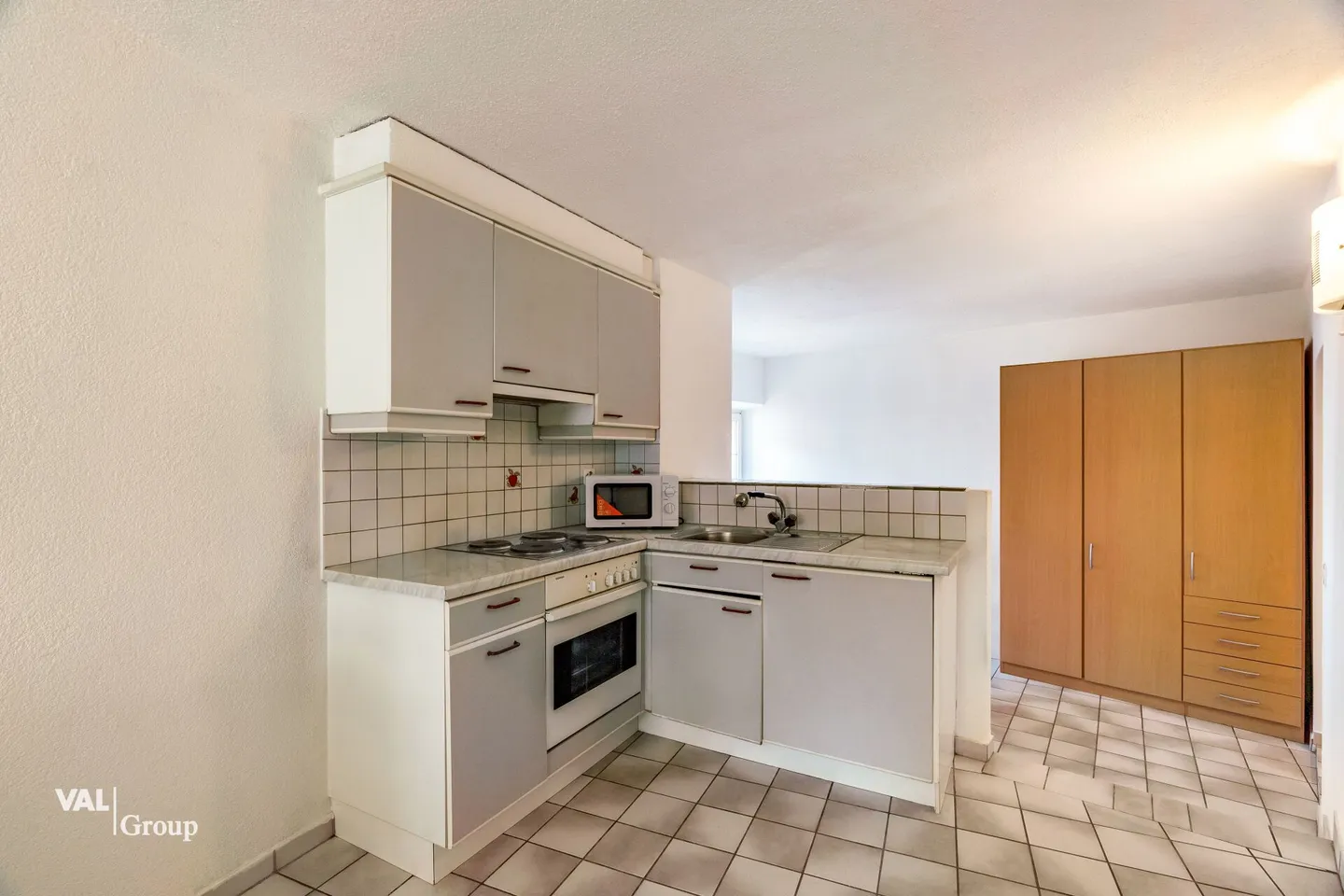 Attractive, furnished studio with urban flair and prime central location - Photo 2 of 15