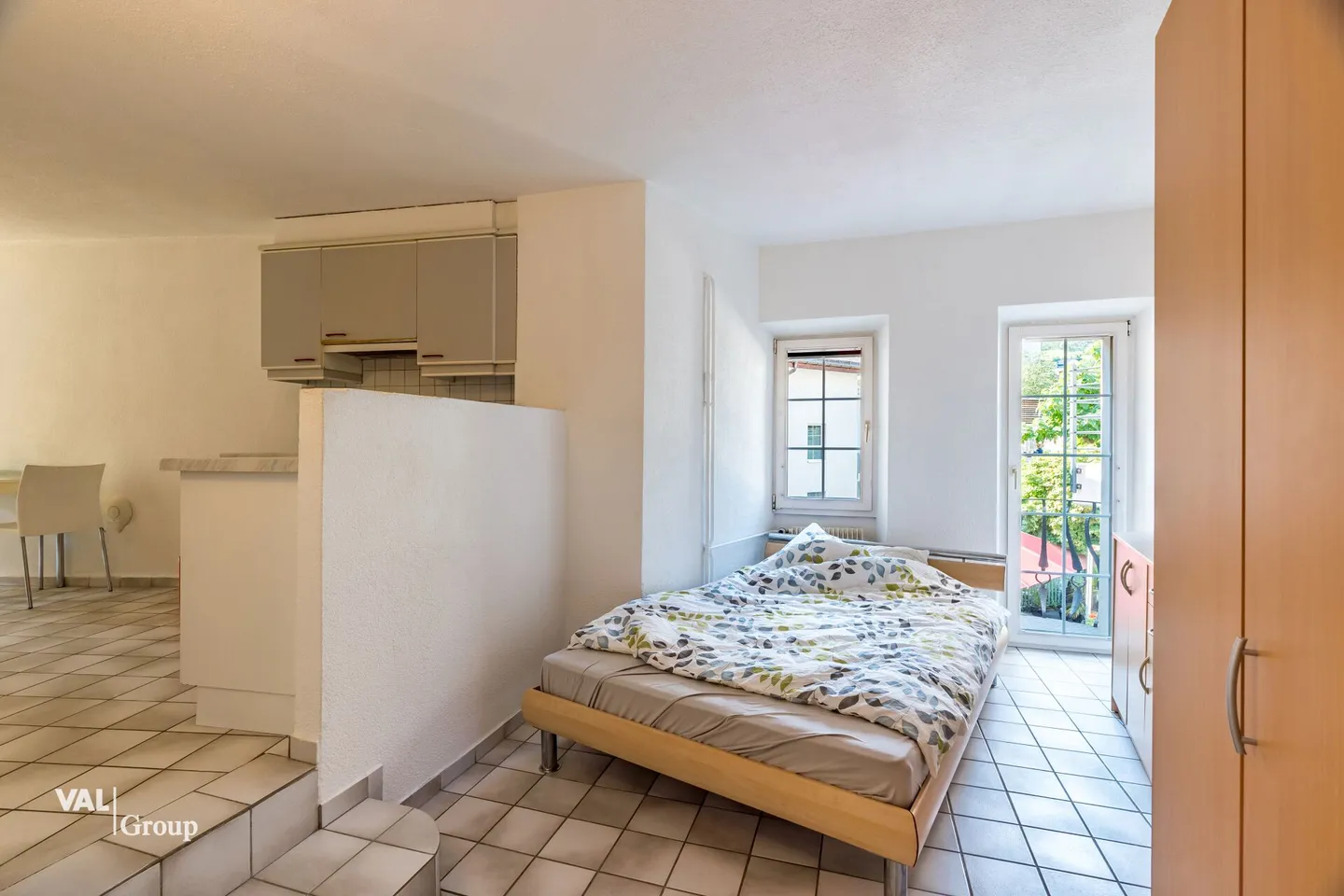 Attractive, furnished studio with urban flair and prime central location - Photo 4 of 15