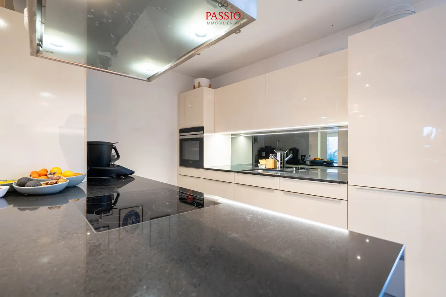 Modern 4.5-room apartment with large balcony and canal view - Photo 4 of 18