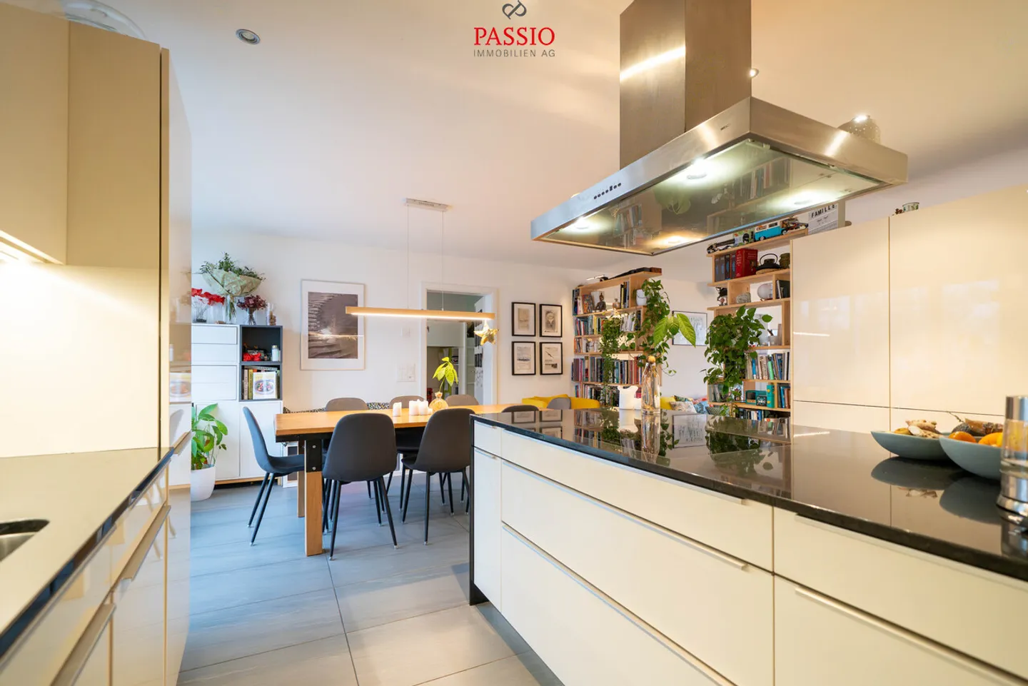 Modern 4.5-room apartment with large balcony and canal view - Photo 5 of 18