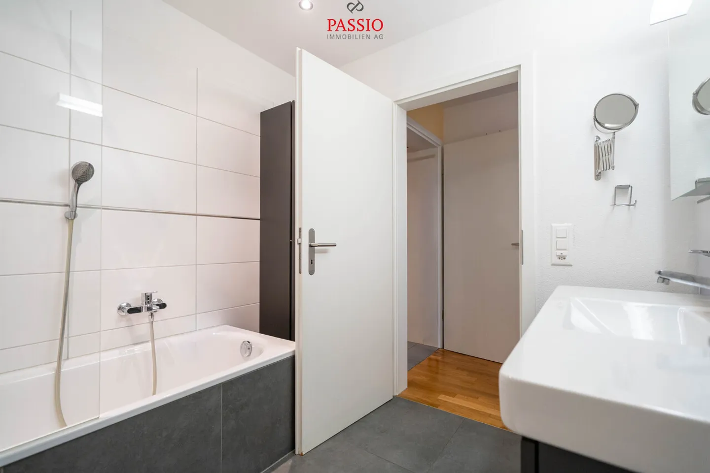 Modern 4.5-room apartment with large balcony and canal view - Photo 12 of 18