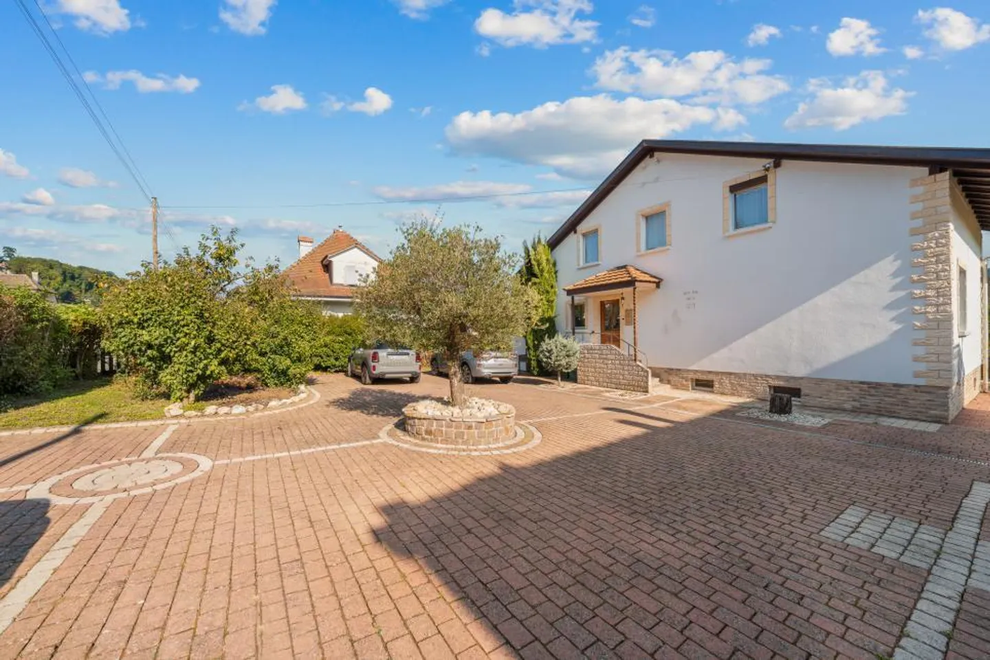 FAMILY VILLA WITH POOL IN THE HEART OF LUCENS - Photo 2 of 13