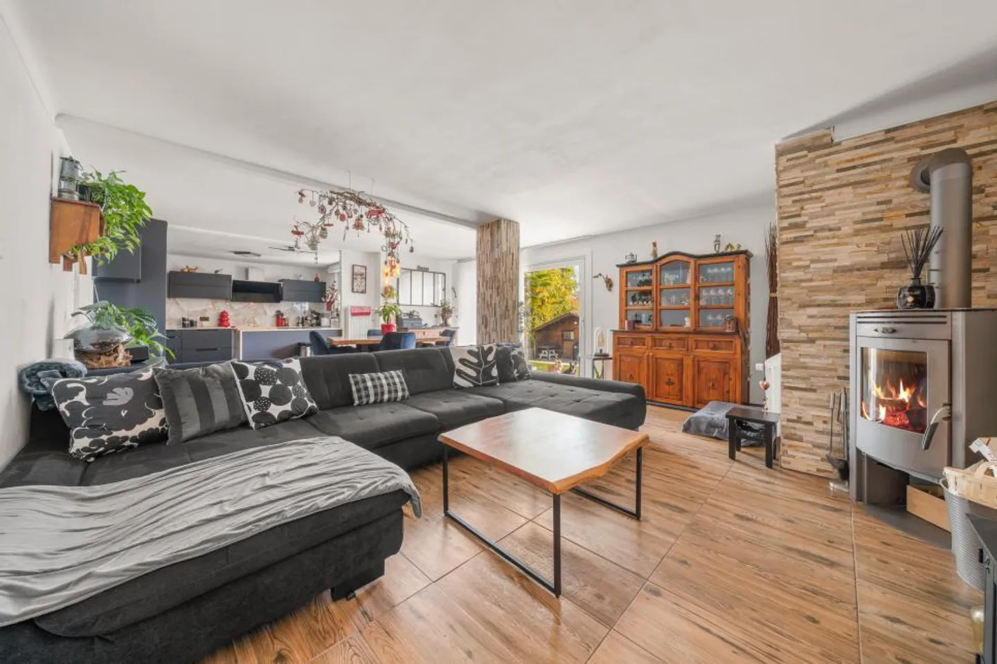 FAMILY VILLA WITH POOL IN THE HEART OF LUCENS - Photo 3 of 13