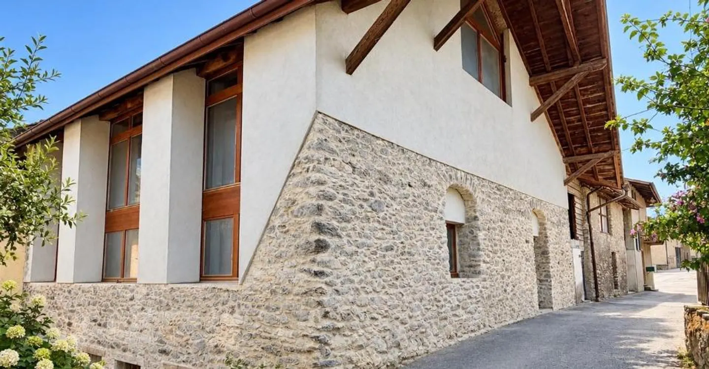 Außergewöhnliches Haus mit 237 m2 - Loft-Potenzial oder 7,5 Zimmer in Saint-Pierre-de-Clages - Foto 1 von 13