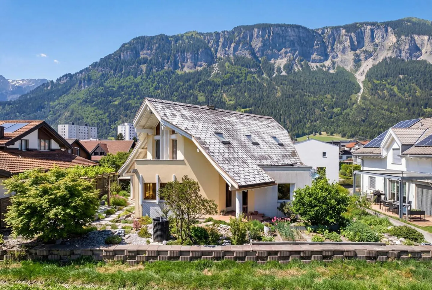 Domat/Ems : Maison individuelle avec beaucoup d'espace et d'opportunités - Photo 2 sur 6