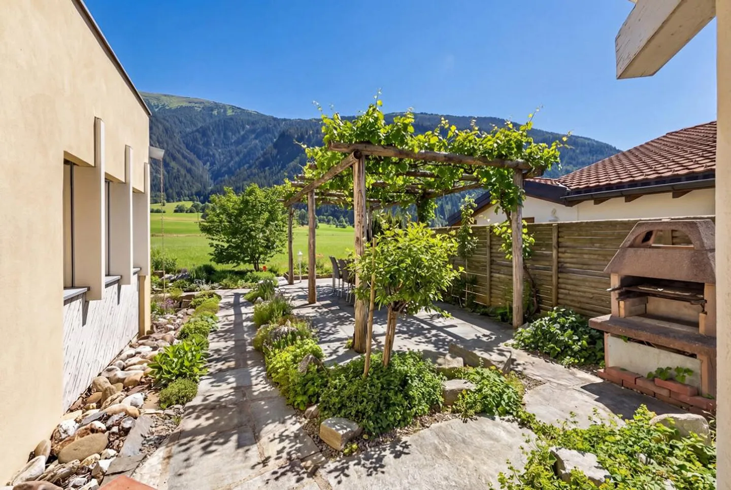 Domat/Ems : Maison individuelle avec beaucoup d'espace et d'opportunités - Photo 1 sur 6