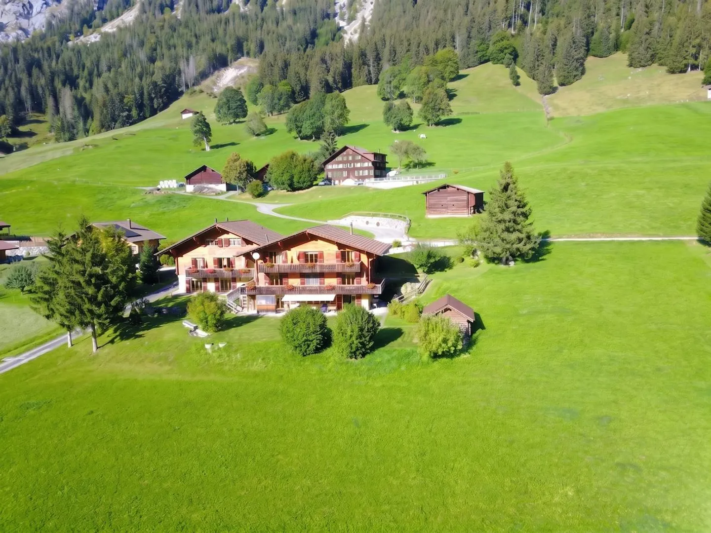 Geräumiges Anwesen mit 2 Chalets - Foto 5 von 12