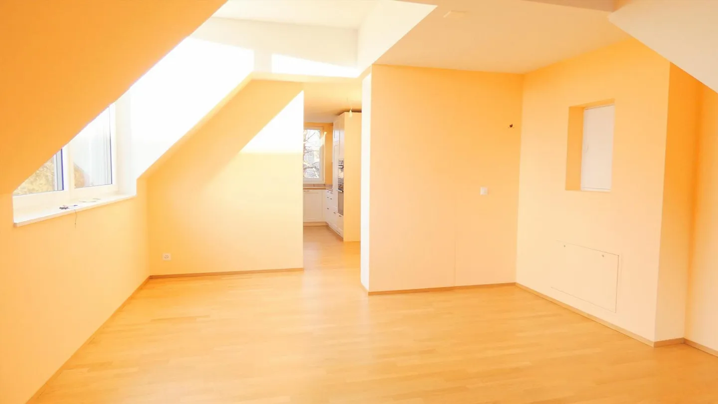 Charming 3.5 Room Maisonette Apartment in Riehen - Photo 5 of 13