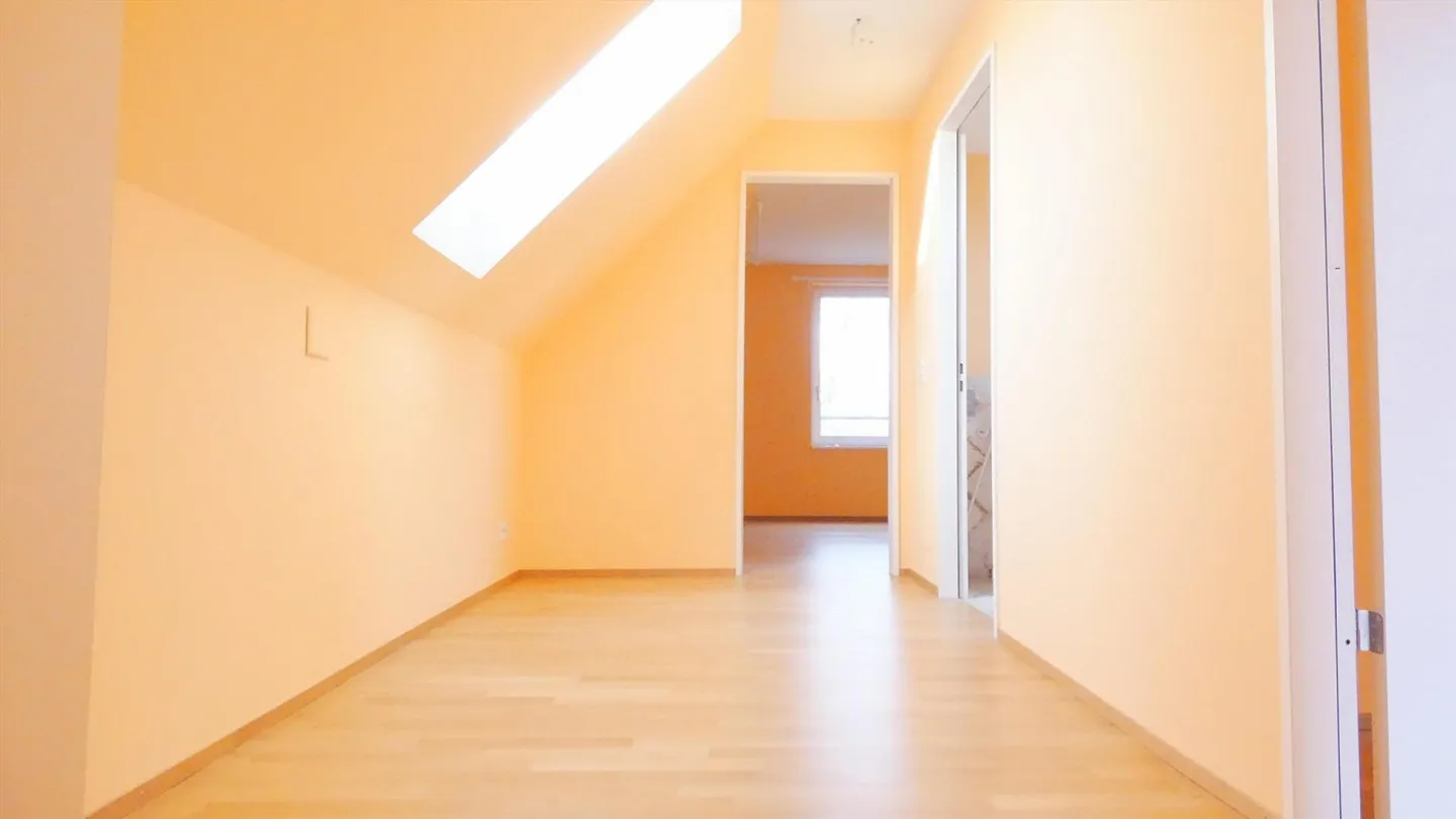 Charming 3.5 Room Maisonette Apartment in Riehen - Photo 10 of 13