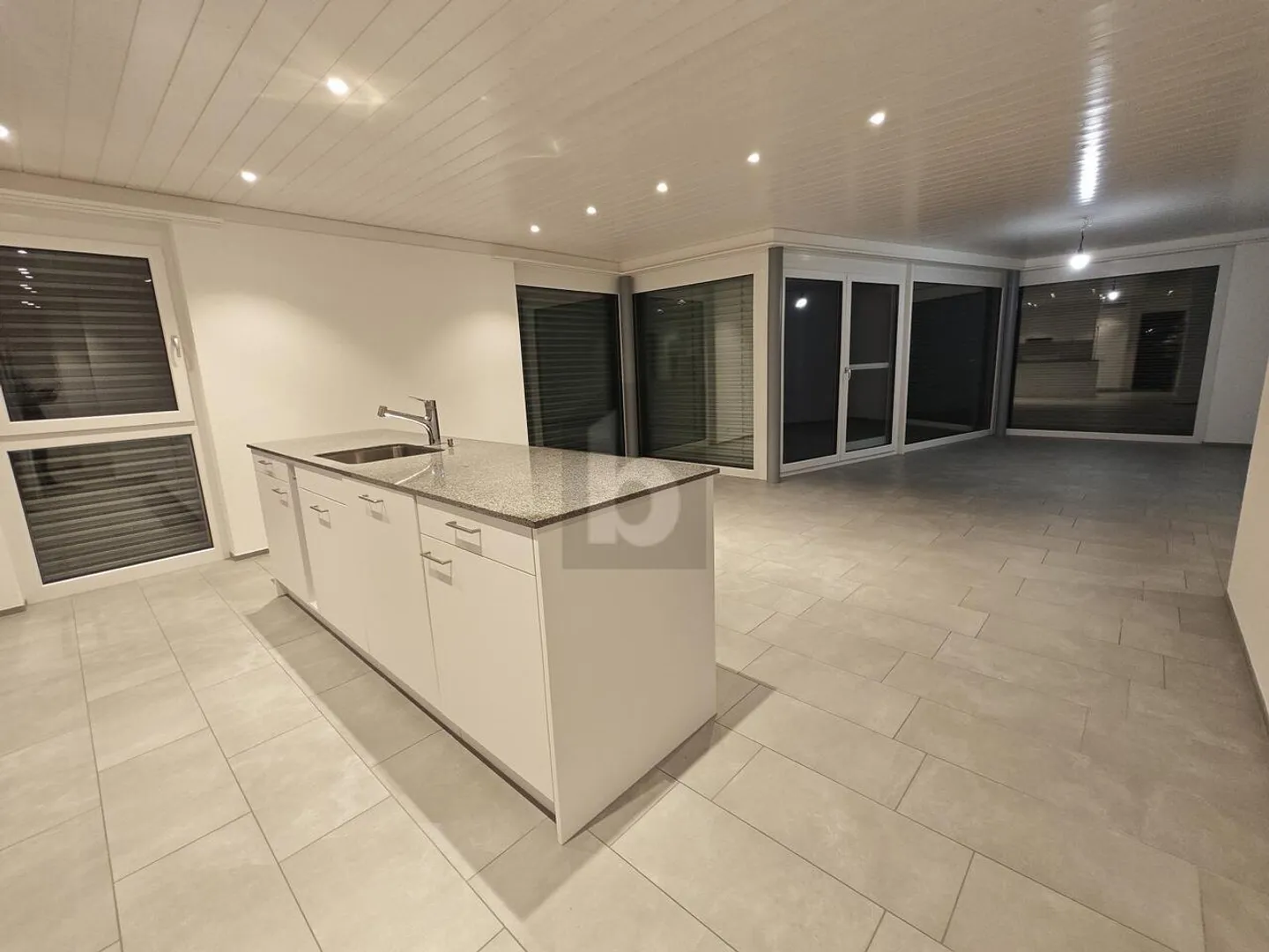 MODERNE, AVEC GRAND BALCON - Photo 1 sur 6