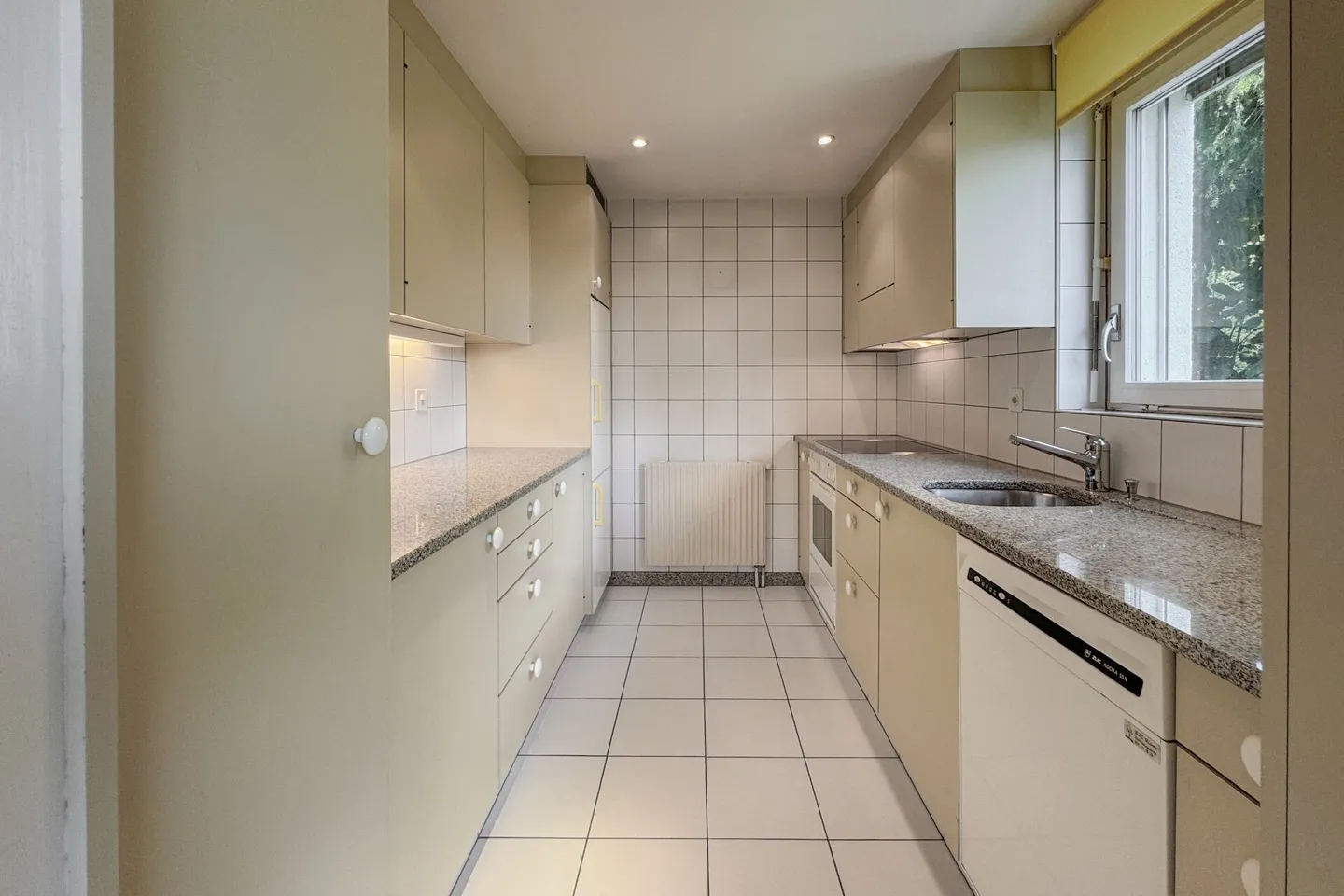 Prospettiva e potenziale: elegante casa familiare con appartamento e vista panoramica - Foto 7 di 14