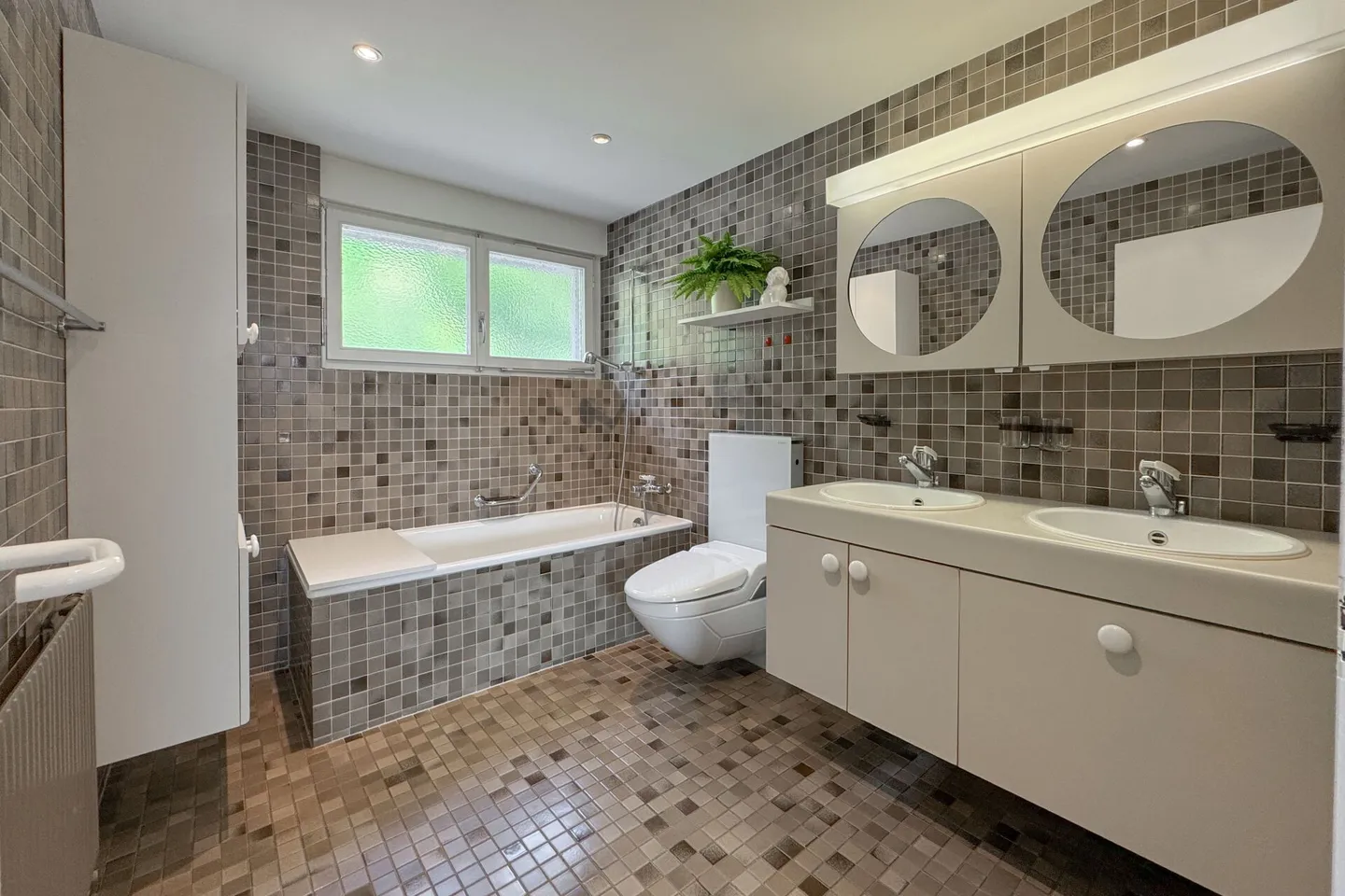 Prospettiva e potenziale: elegante casa familiare con appartamento e vista panoramica - Foto 10 di 14