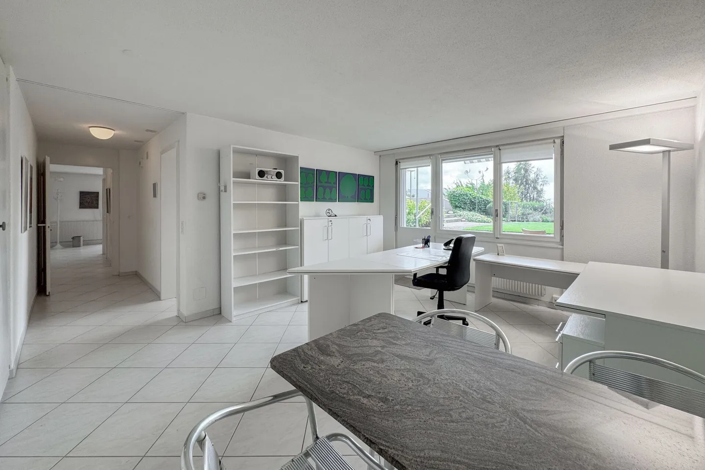 Prospettiva e potenziale: elegante casa familiare con appartamento e vista panoramica - Foto 11 di 14