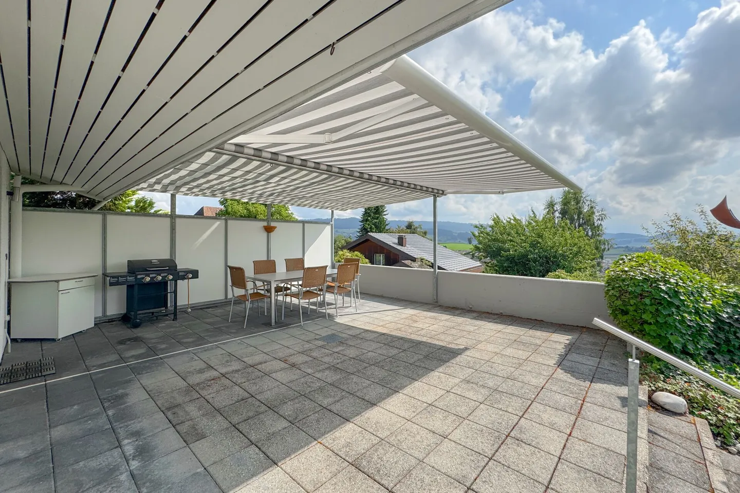Prospettiva e potenziale: elegante casa familiare con appartamento e vista panoramica - Foto 12 di 14