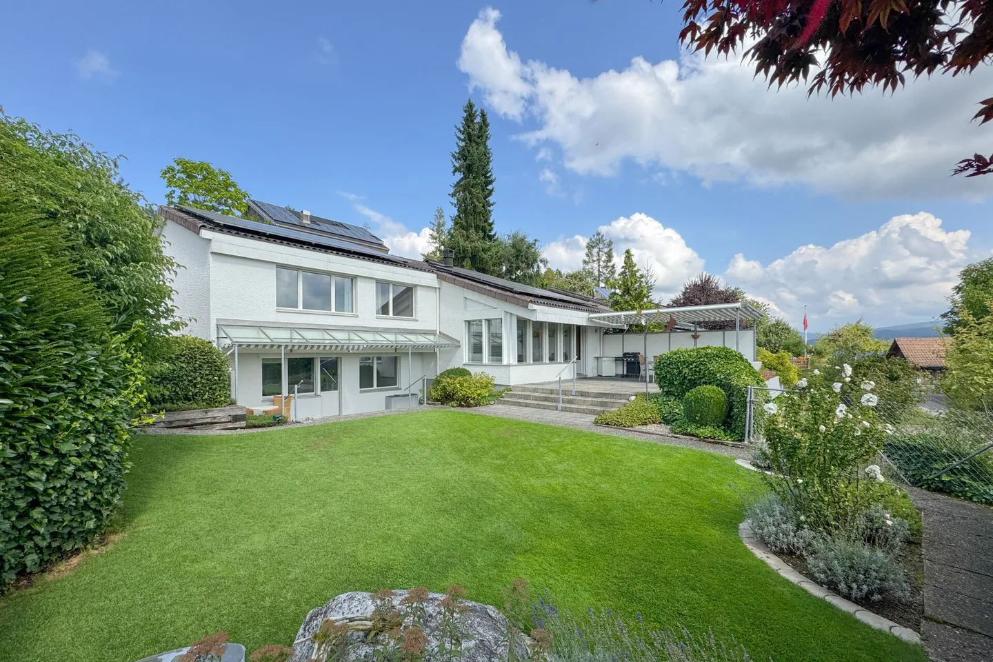 Prospettiva e potenziale: elegante casa familiare con appartamento e vista panoramica - Foto 3 di 14