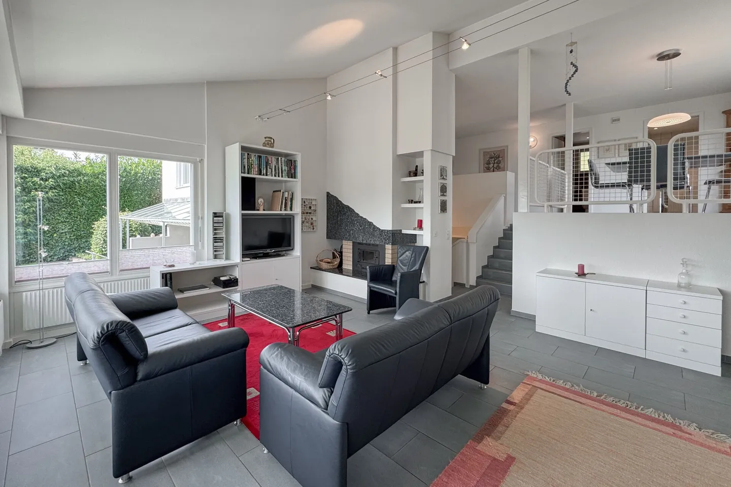 Prospettiva e potenziale: elegante casa familiare con appartamento e vista panoramica - Foto 4 di 14