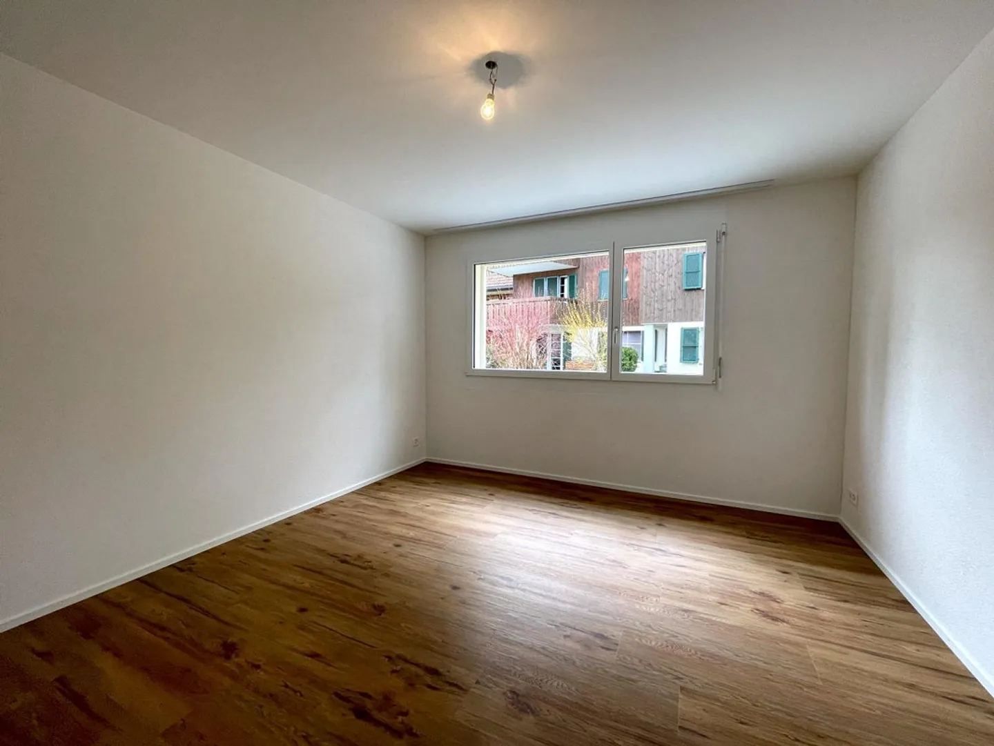 Sonnige 2.5-Zimmer-Wohnung mit Sitzplatz und Garten - Photo 7 of 8
