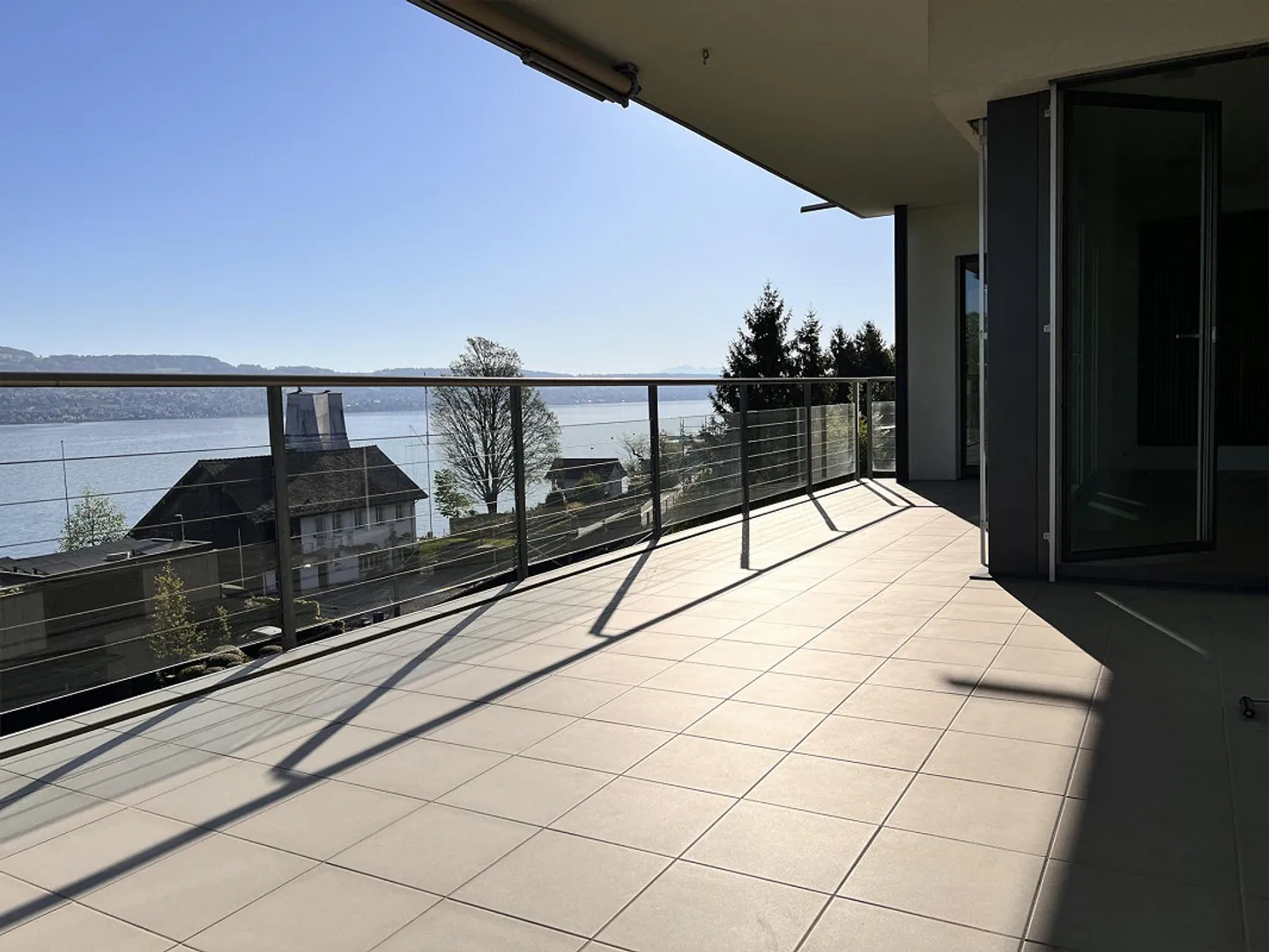 Modernes Apartment mit Seeblick - Foto 1 von 24