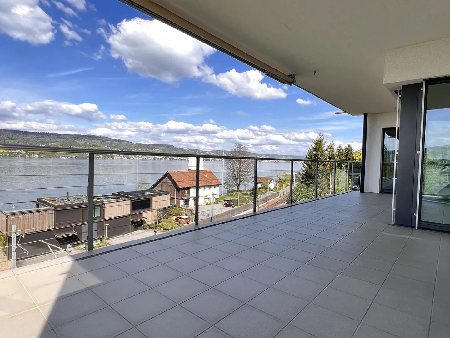 Modernes Apartment mit Seeblick - Foto 3 von 24