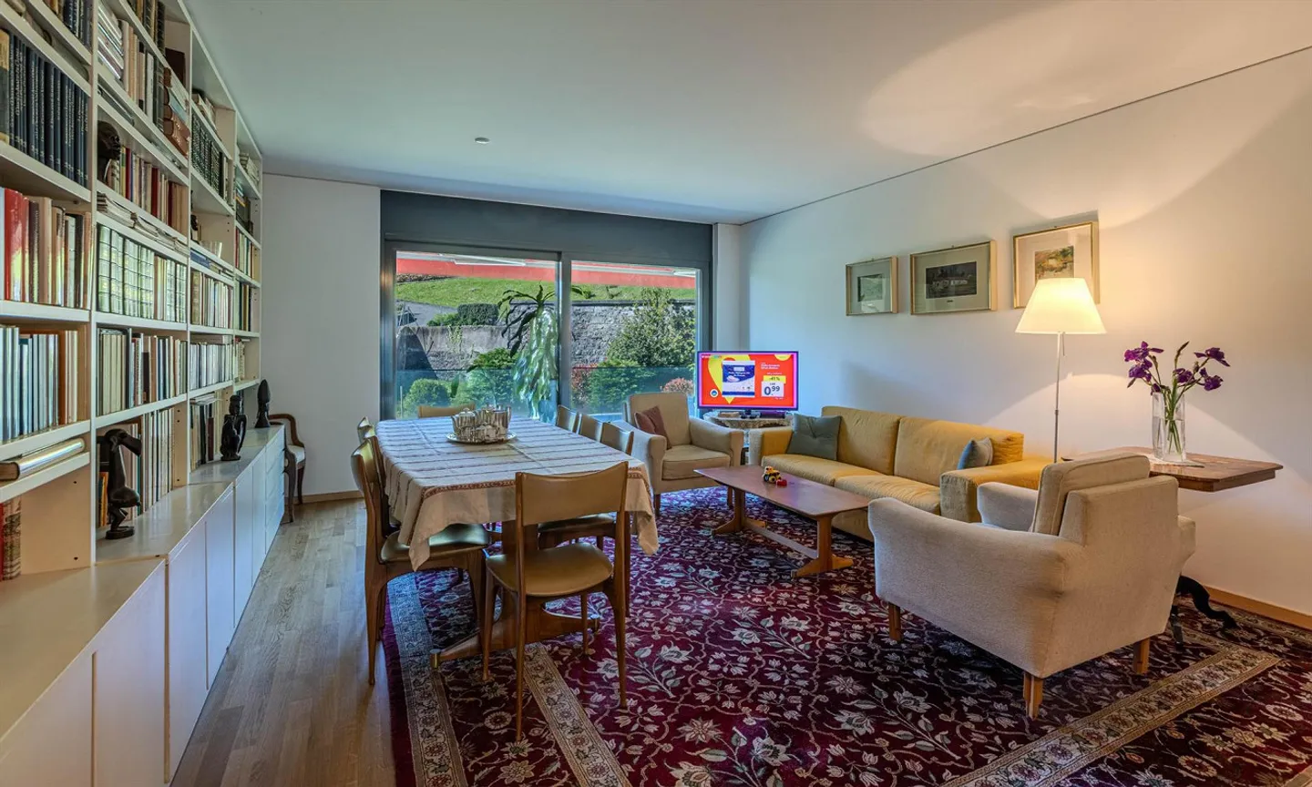 GERÄUMIGE UND SCHÖNE 3.5 ZIMMER MIT GROSSER TERRASSE IN VACALLO - Foto 2 von 9