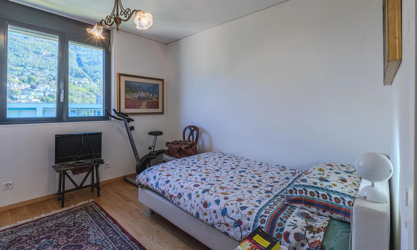 GERÄUMIGE UND SCHÖNE 3.5 ZIMMER MIT GROSSER TERRASSE IN VACALLO - Foto 6 von 9