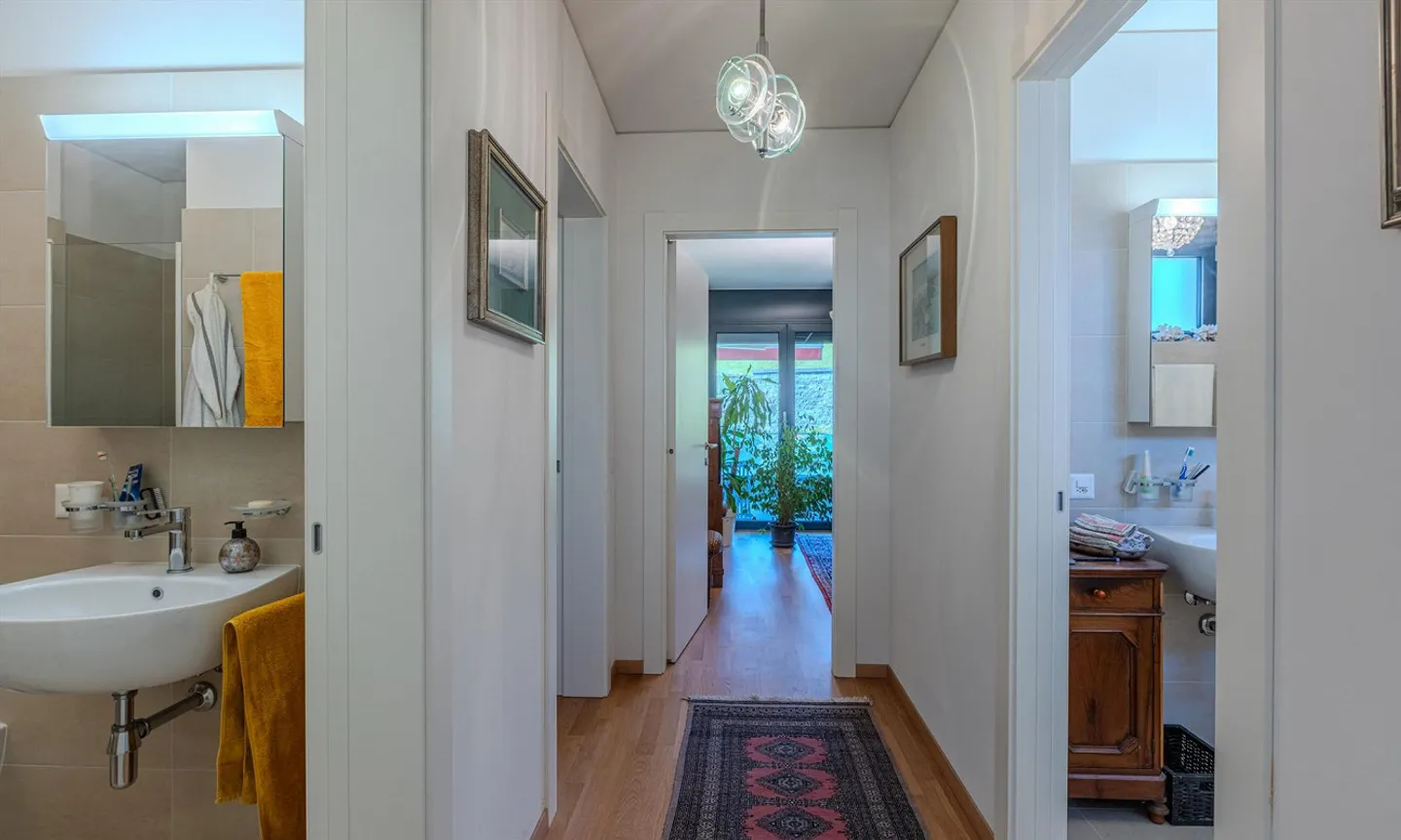 GERÄUMIGE UND SCHÖNE 3.5 ZIMMER MIT GROSSER TERRASSE IN VACALLO - Foto 7 von 9