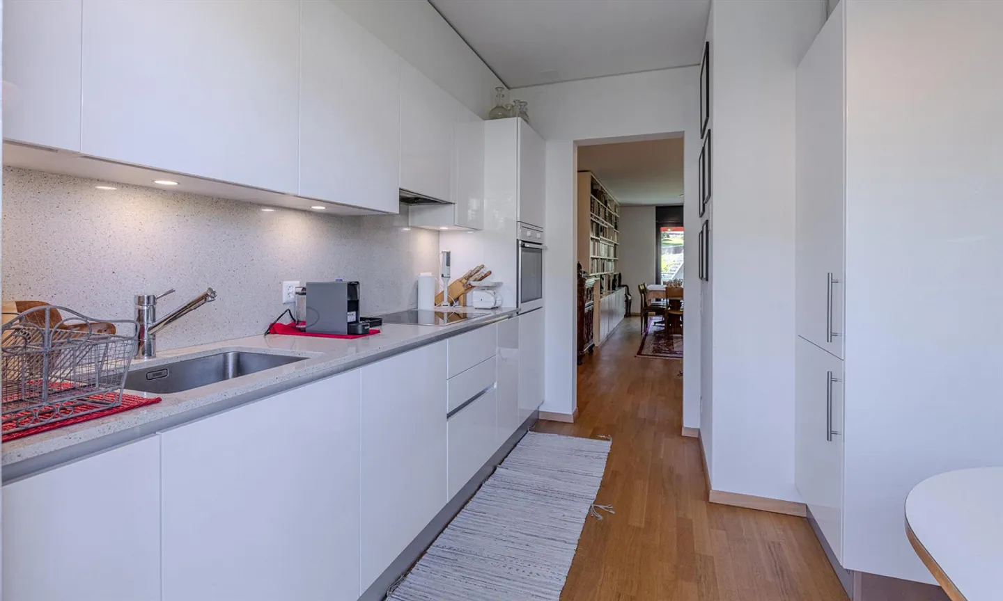 GERÄUMIGE UND SCHÖNE 3.5 ZIMMER MIT GROSSER TERRASSE IN VACALLO - Foto 4 von 9