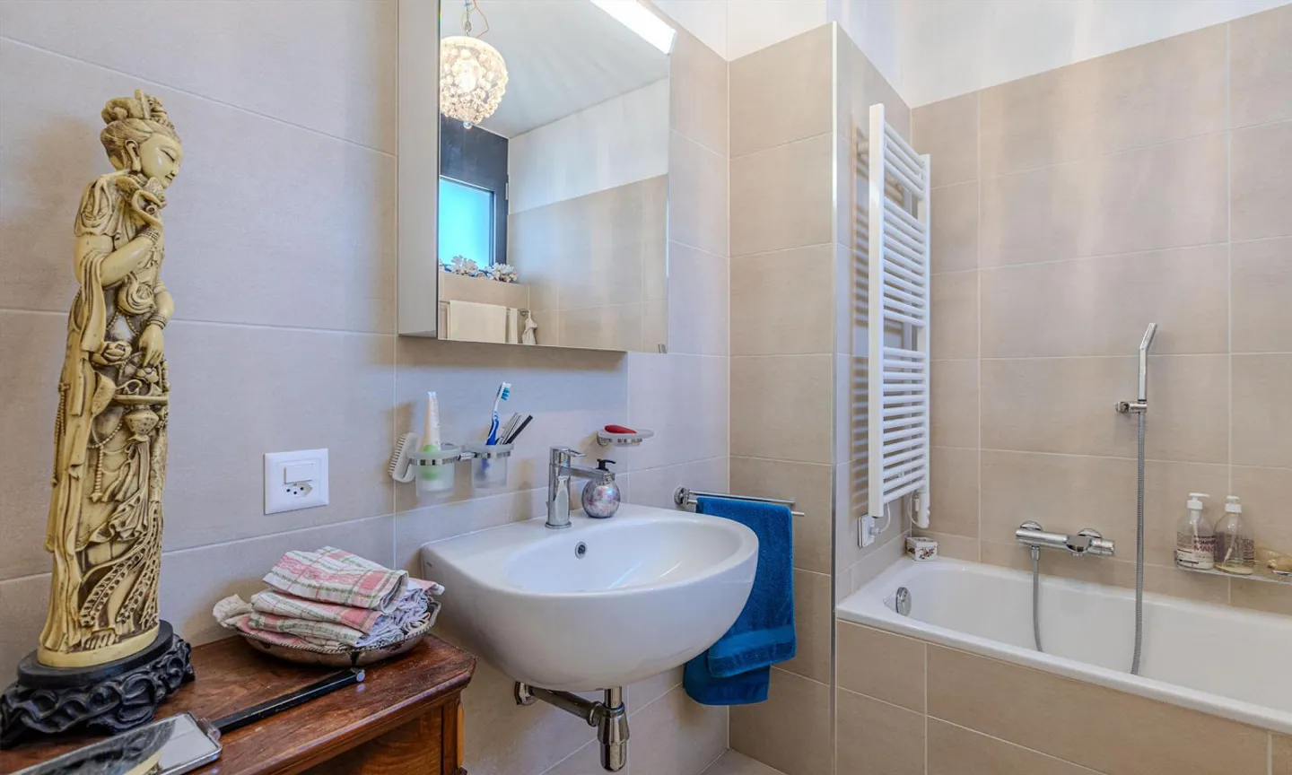 GERÄUMIGE UND SCHÖNE 3.5 ZIMMER MIT GROSSER TERRASSE IN VACALLO - Foto 8 von 9