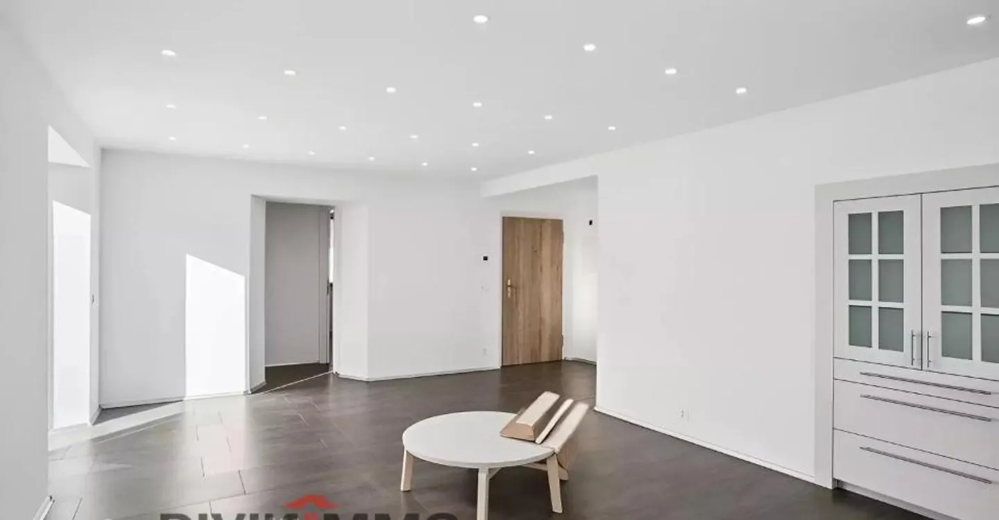 Un appartamento di 4.5 stanze affascinante con balcone - Foto 3 di 10