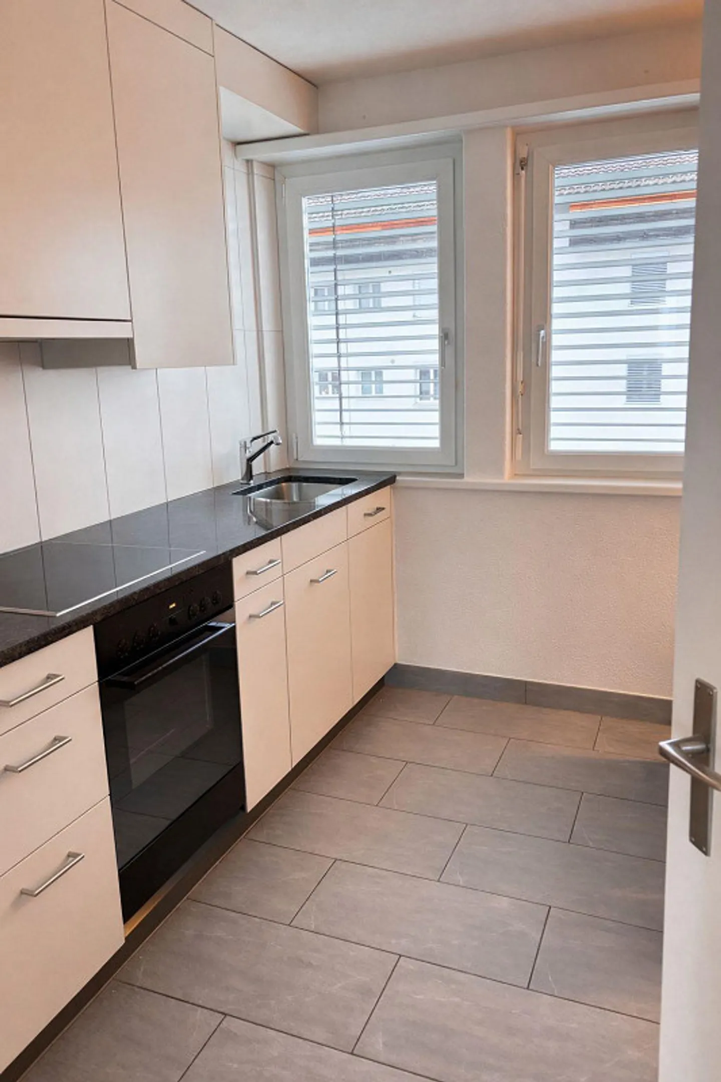 Chambre de 12,5 m2 avec vue sur le lac dans un appartement de 4,5 pièces à partir du 1er mai - Photo 2 sur 7