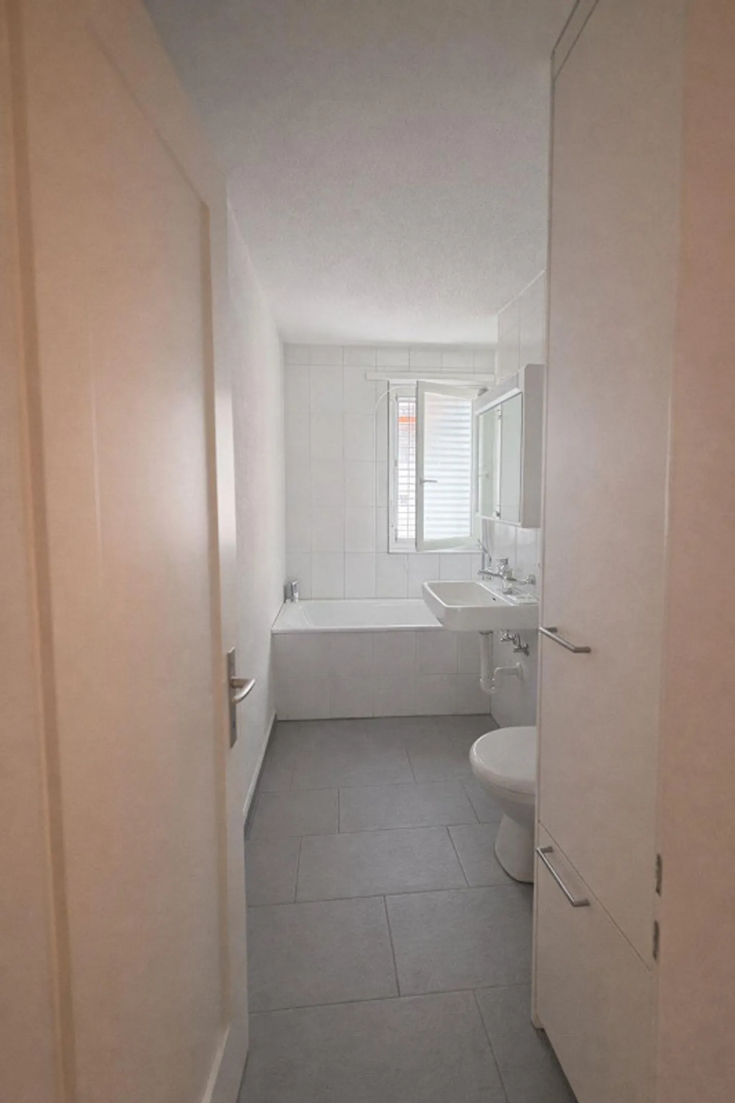 Chambre de 12,5 m2 avec vue sur le lac dans un appartement de 4,5 pièces à partir du 1er mai - Photo 3 sur 7