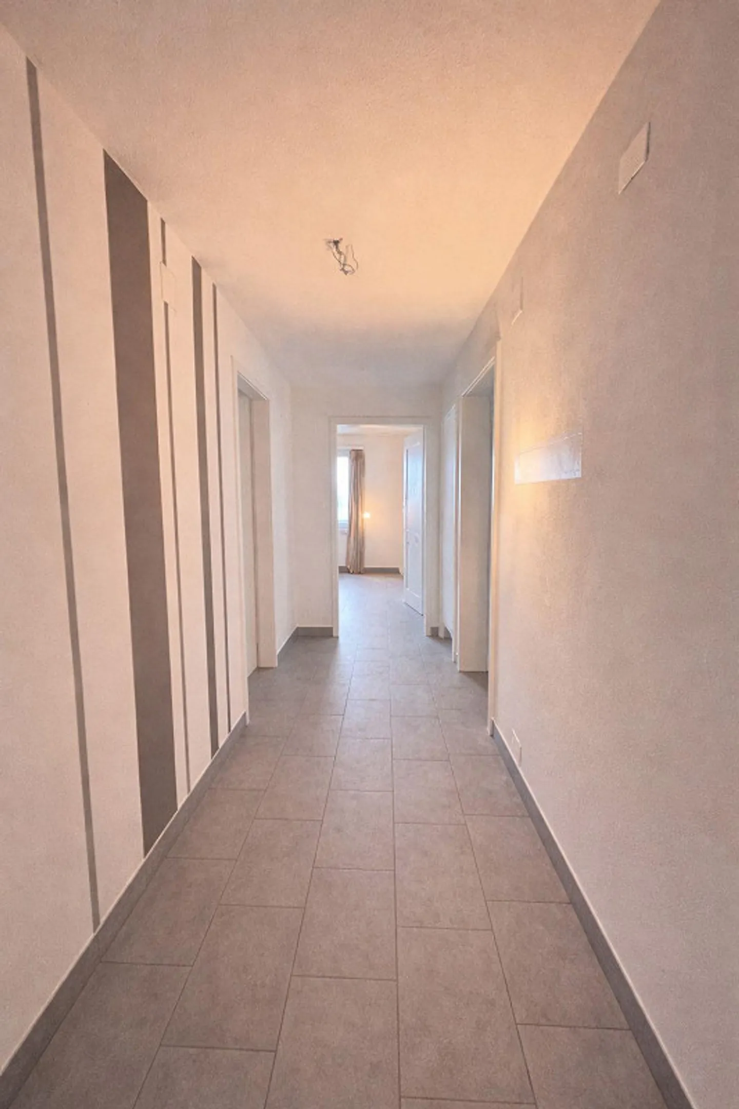 Chambre de 12,5 m2 avec vue sur le lac dans un appartement de 4,5 pièces à partir du 1er mai - Photo 4 sur 7